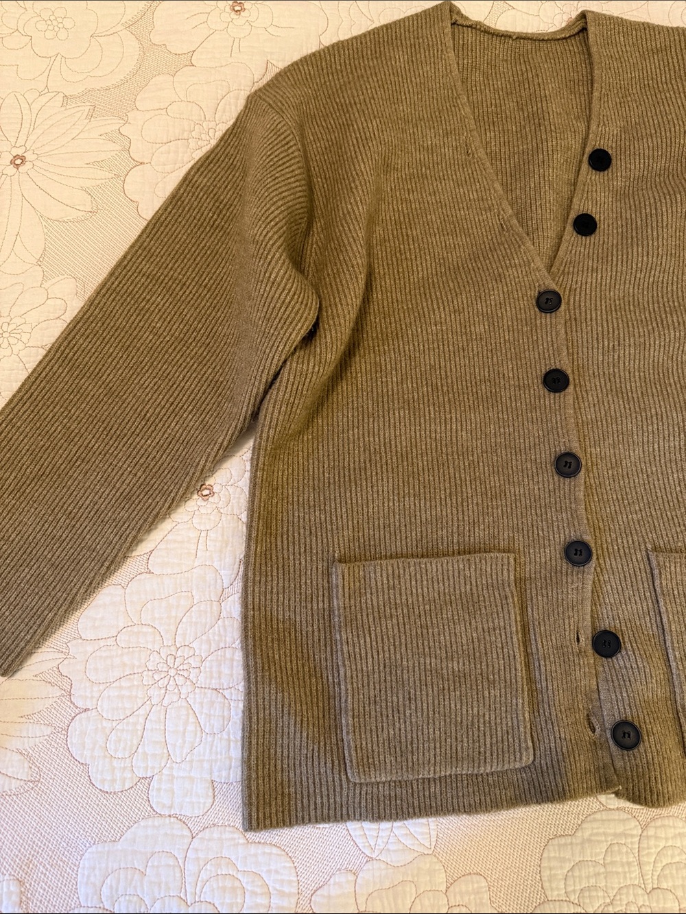 Classic oversized Ribbed Button Cardigan - Picture 2 of 6